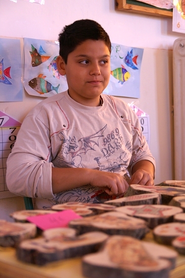 PICT1685 small KALYVES BAZAAR BOY SELLING.jpg - 158656 Bytes